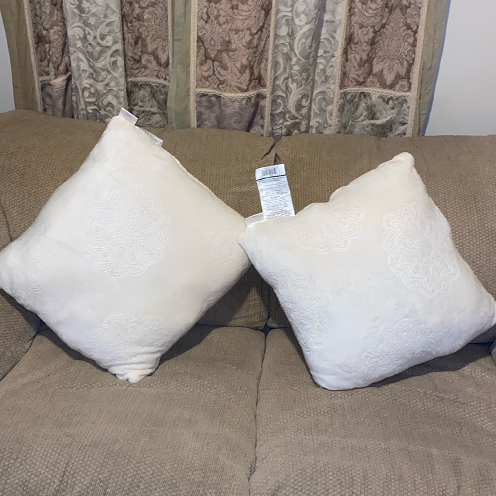 🤍NWT Set of Two Decorative Pillows